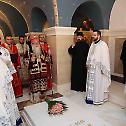 Митрополит Хризостом служио свету Литургију и помен на гробу патријаха Иринеја у крипти храма Светог Саве
