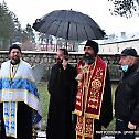 Владике Кирило и Методије благословили налагање бадњака испред Цетињскога манастира