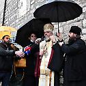 Владике Кирило и Методије благословили налагање бадњака испред Цетињскога манастира