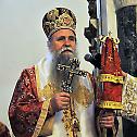 Епископ Јоаникије освештао и наложио Бадњаке пред никшићком Саборном црквом
