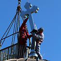  Подигнути крстови на куполе храма Светога Нектарија Егинског у Суботици