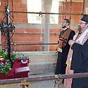 Након 30 година уздигнут крст на петрињски православни храм