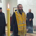Епископ Силуан служио помен на гробу митрополита Амфилохија