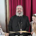  Епископ Исихије даривао децу епархијских свештенослужитеља