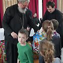  Епископ Исихије даривао децу епархијских свештенослужитеља
