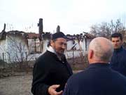 Vladika Atanasije obilazi zapaljene srpske kuce u Lipljanu